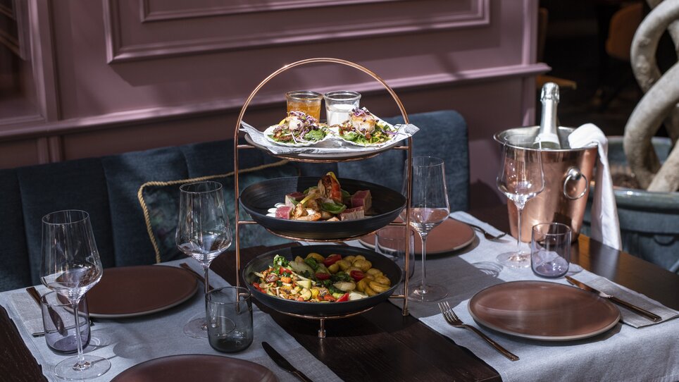 Elegant table setting with various dishes and drinks in the Operncafé. | © Jauk Katharina