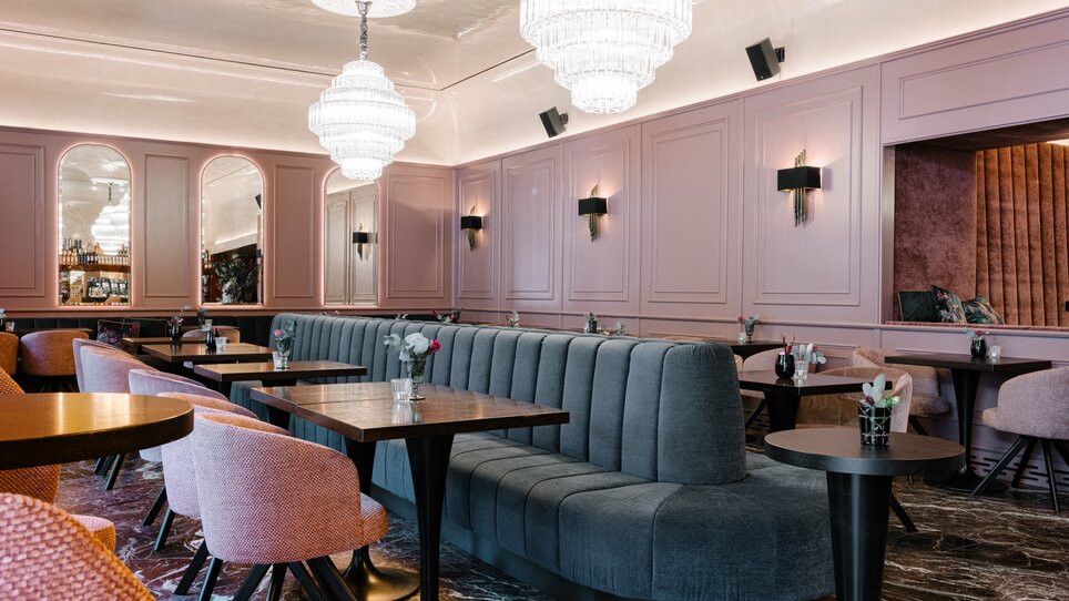 Elegant opera café with stylish interior and cozy seating. | © Joel Kernasenko