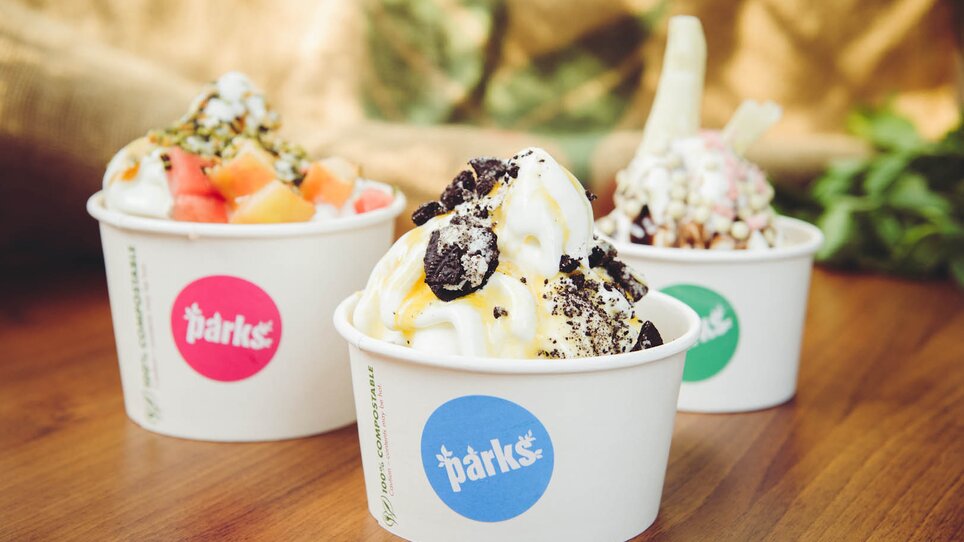 Tre tazze con diversi gusti di gelato e guarnizioni. | © Martin Pabis & Martina Rötzer