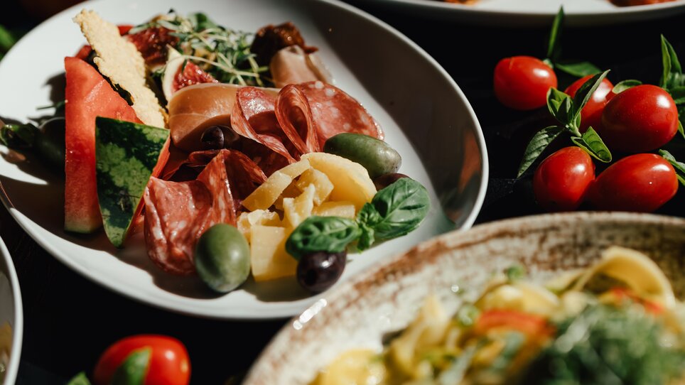 Leckeres Essen mit Antipasti, Pasta und frischen Zutaten in der Pastaria in Graz. | © Pastaria