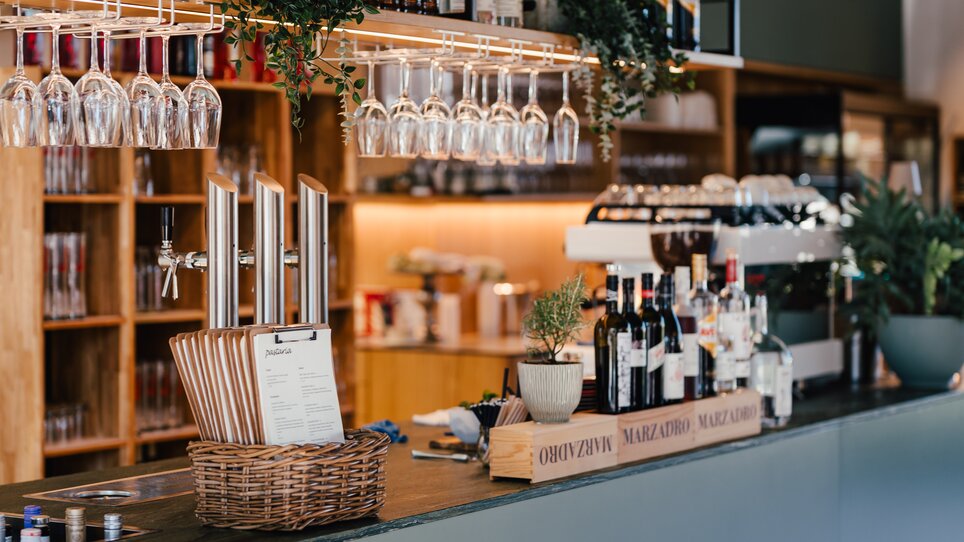 Moderne Bar mit Gläsern und Flaschen in der Pastaria in Graz. | © Pastaria