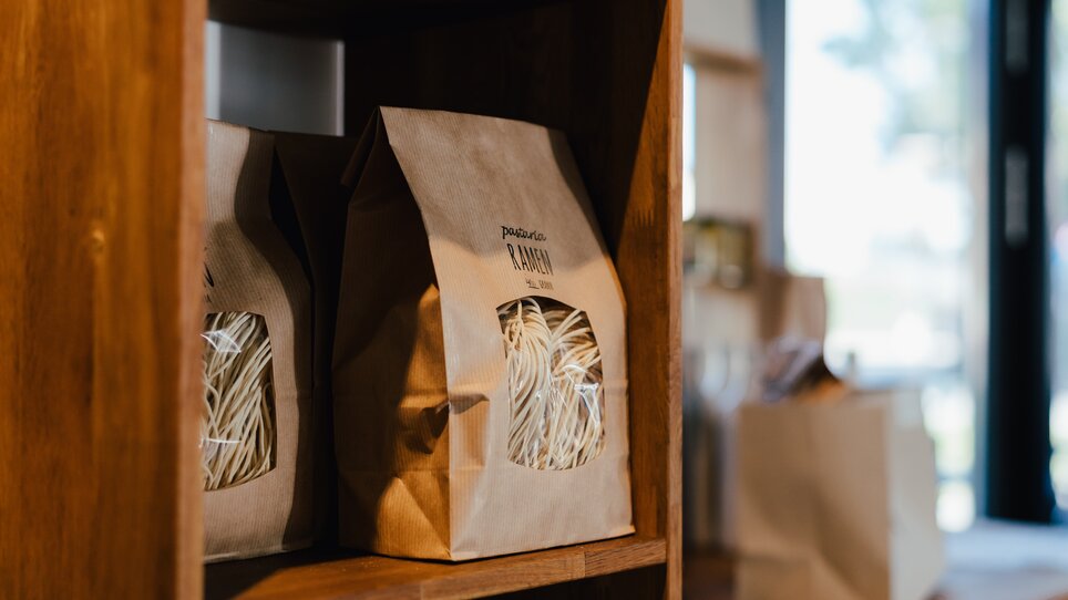 Regal mit verschiedenen Pasta-Sorten in der Pastaria in Graz. | © Pastaria