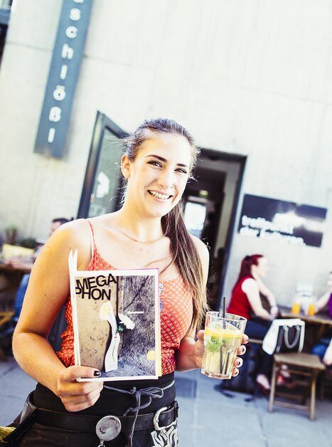 A waitress serves drinks at the Paulschlössl Café in Graz. | © Kanizaj Marija