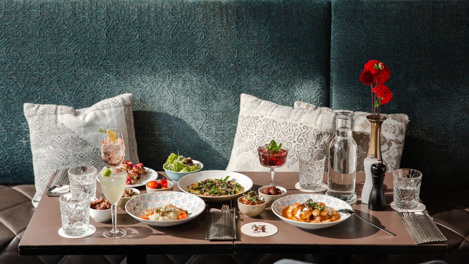 Elegante imbandita con piatti e bevande. | © Bobbys Agency