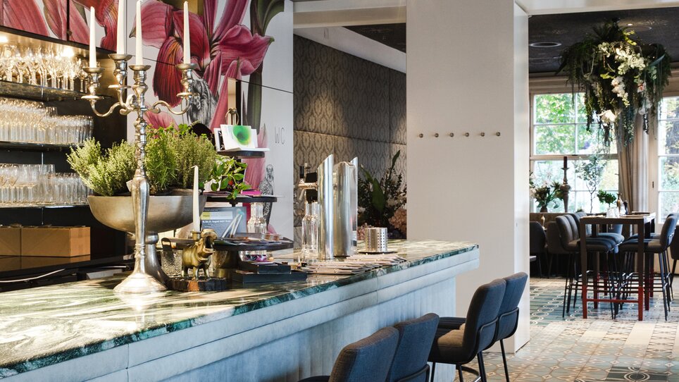 Caffè elegante con interni alla moda e pavimento piastrellato colorato. | © Bobbys Agency