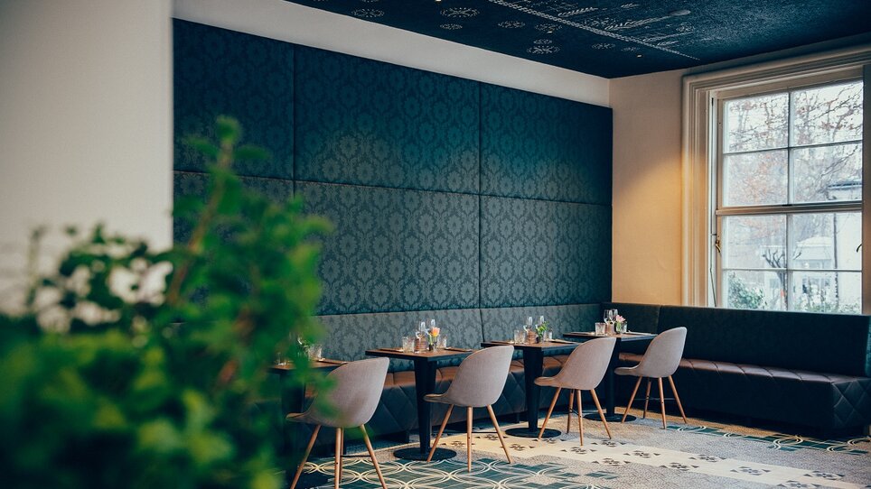 Caffè elegante con mobili eleganti e atmosfera chic. | © Promenade - Joel Kernasenko