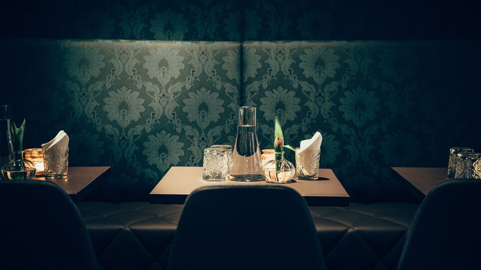 Caffè elegante con decorazioni per tavoli e luce delle candele. | © Promenade - Joel Kernasenko