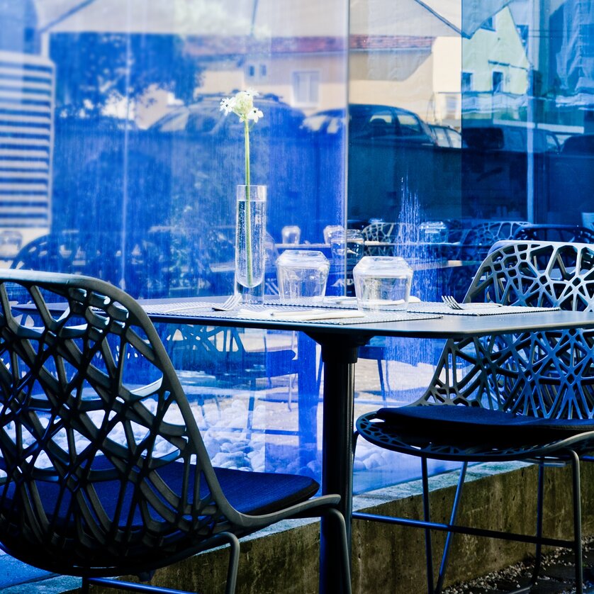 Moderne Terrasse mit Stühlen und Tischen im Augarten Art Hotel. | © Augarten Art Hotel