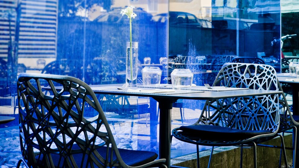 Moderne Terrasse mit Stühlen und Tischen im Augarten Art Hotel. | © Augarten Art Hotel