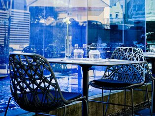 Moderne Terrasse mit Stühlen und Tischen im Augarten Art Hotel. | © Augarten Art Hotel