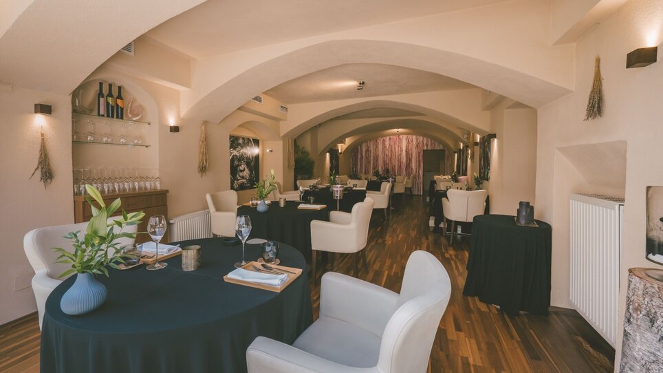 Elegant restaurant with set tables and stylish ambiance. | © Artis