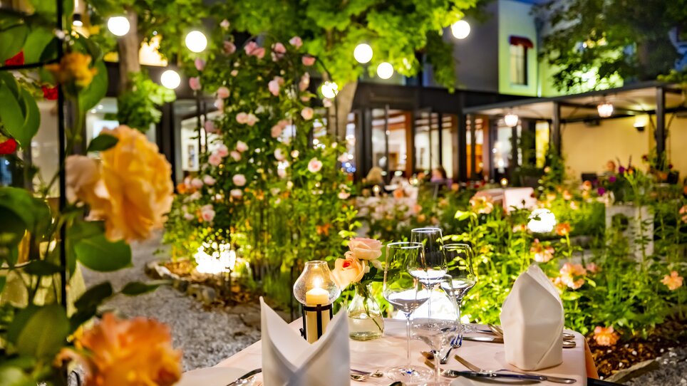 Cozy outdoor restaurant, beautifully lit with roses and candles. | © Florian im Parkhotel