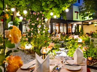 Cozy outdoor restaurant, beautifully lit with roses and candles. | © Florian im Parkhotel