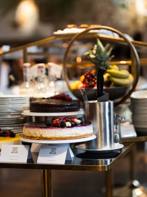 Köstliche Kuchen und Desserts in einem eleganten Restaurant. | © Salon Marie
