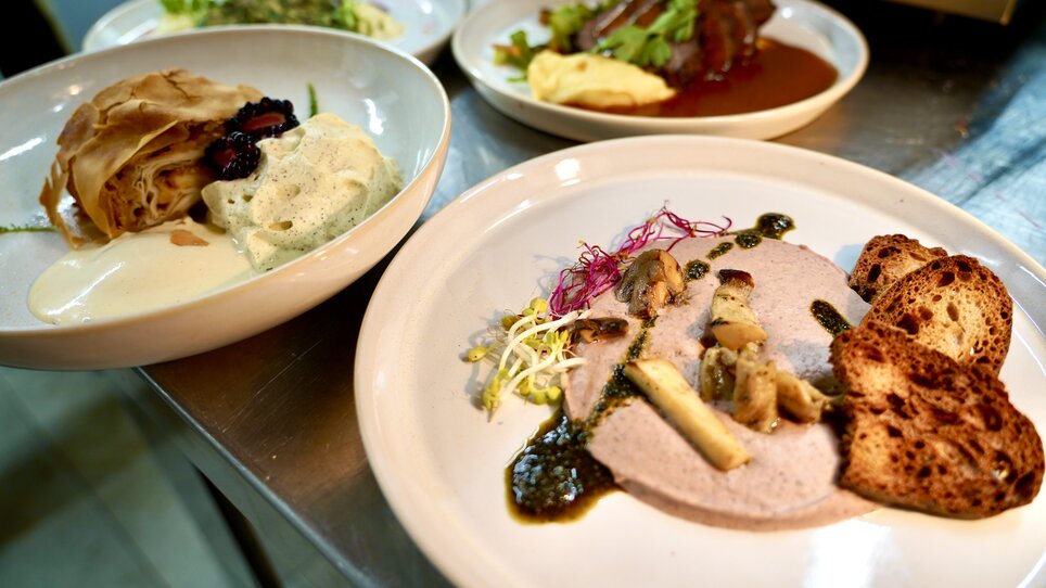 A creative dish featuring various delicacies on the table. | © Wirtshaus Schanzlwirt