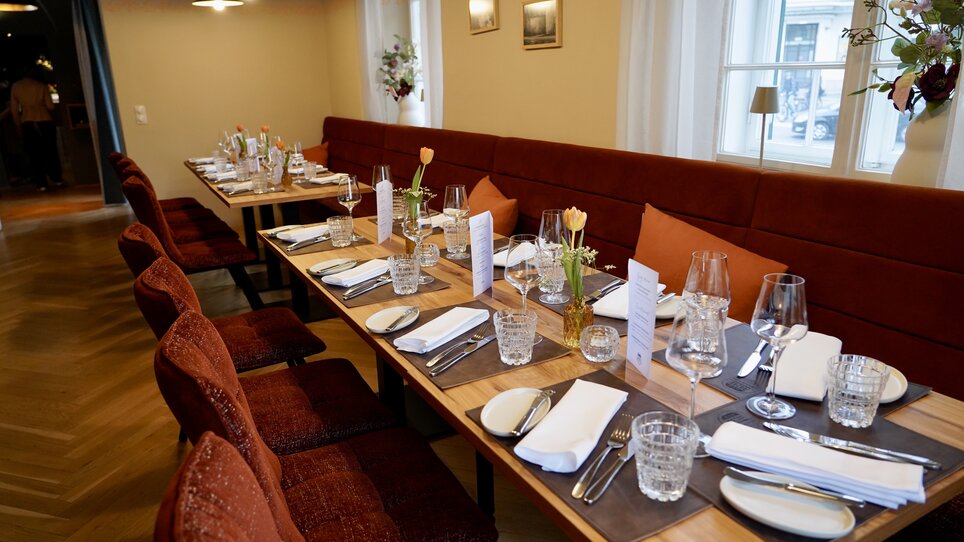 Set dining table at Schanzlwirt with flowers and glasses. | © Wirtshaus Schanzlwirt