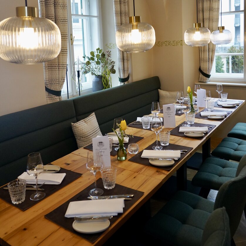 Schanzlwirt I Essen & Trinken in Graz | © Wirtshaus Schanzlwirt Gemütlicher Essbereich mit eleganter Tischdekoration und Beleuchtung. | © Wirtshaus Schanzlwirt