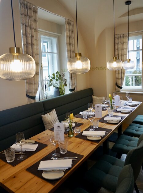 Area ristorazione accogliente con elegante decorazione e illuminazione. | © Wirtshaus Schanzlwirt