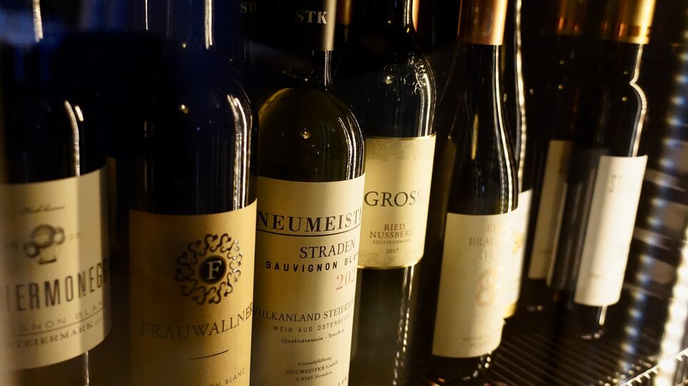 A selection of wine bottles in a cooler. | © Wirtshaus Schanzlwirt