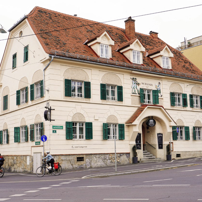 Traditional building in Graz with green shutters. | © Schanzlwirt