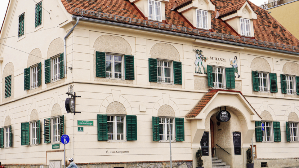 Traditional building in Graz with green shutters. | © Schanzlwirt