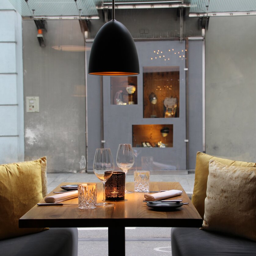 Gemütlicher Restauranttisch mit Kerzenlicht und eleganter Atmosphäre.
