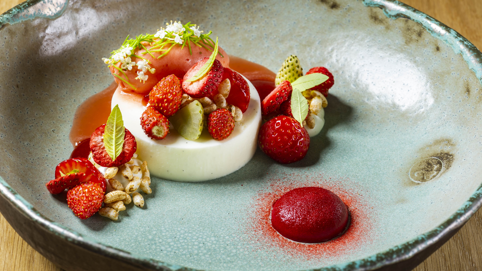 Delicious dessert with panna cotta, strawberries, and fruit sauce. | © Paul Stajan