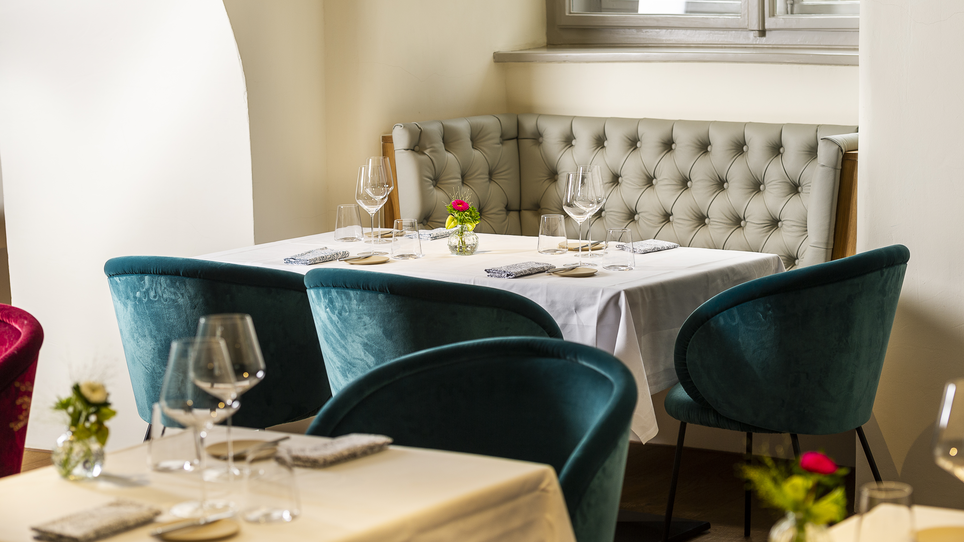 Elegant restaurant area with stylish tables and chairs. | © Paul Stajan
