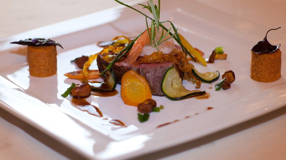 Creative dish with vegetables and shrimp, artistically arranged. | © Starcke Haus