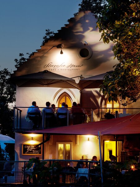 Evening view of the Starcke House, a restaurant in Graz. | © Starcke Haus