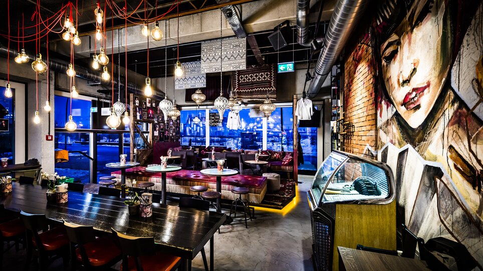 Ristorante accogliente con design urbano e vista sulla città.
