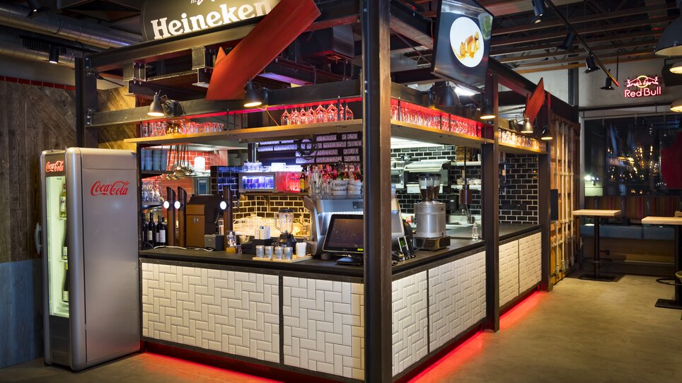Bar con Heineken e Coca-Cola in un design moderno.