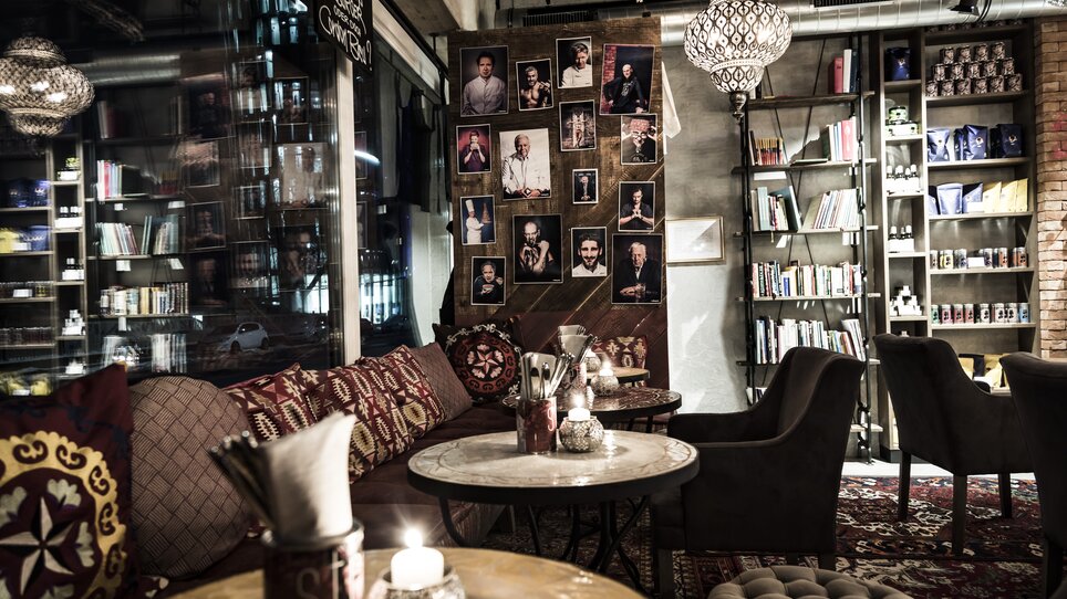 Caffè accogliente con foto sulla parete e mobili eleganti.