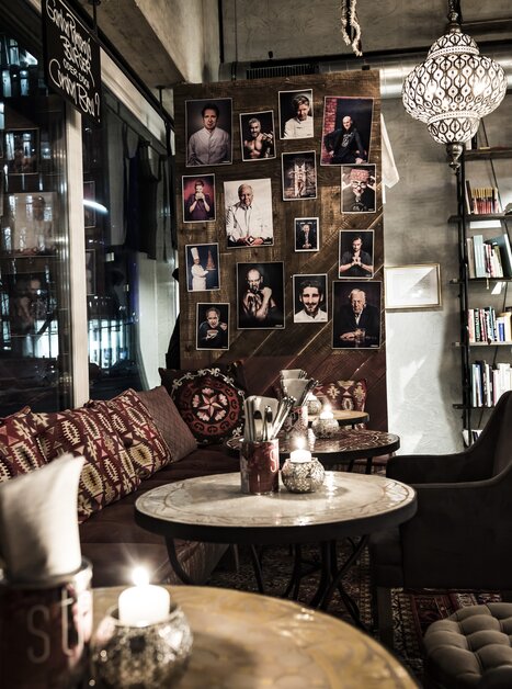 Gemütliches Café mit Bildern an der Wand und stilvollen Möbeln.