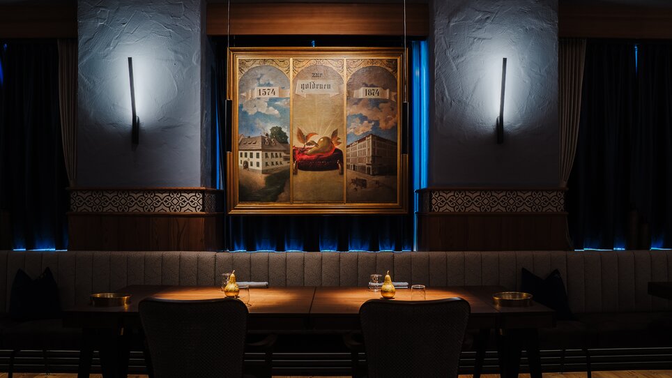 Elegantes Restaurant mit Kunstwerk und stilvollem Ambiente. | © Zur Goldenen Birn