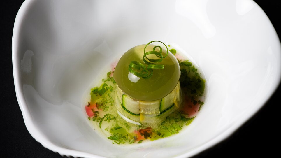 Elegantes Gericht in einer weißen Schüssel mit grünem Gelee. | © Jürgen Schmücking