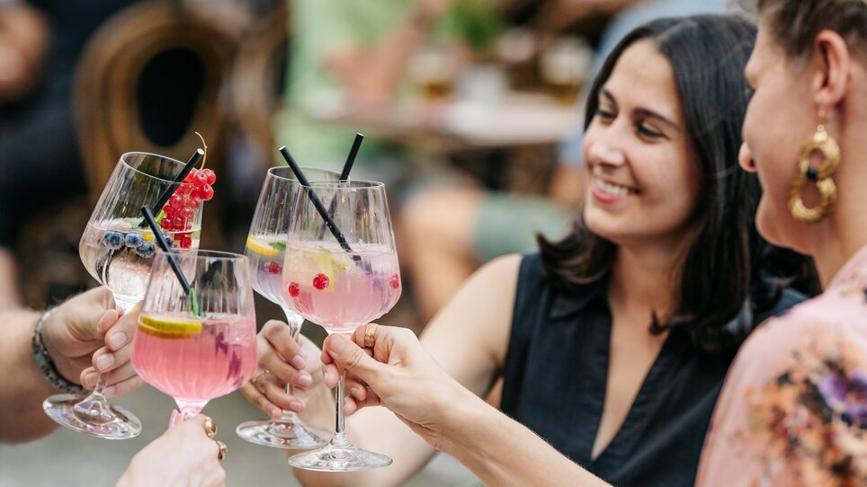 Friends clink colorful cocktails together. | © Graz Tourismus - Mias Photoart-18