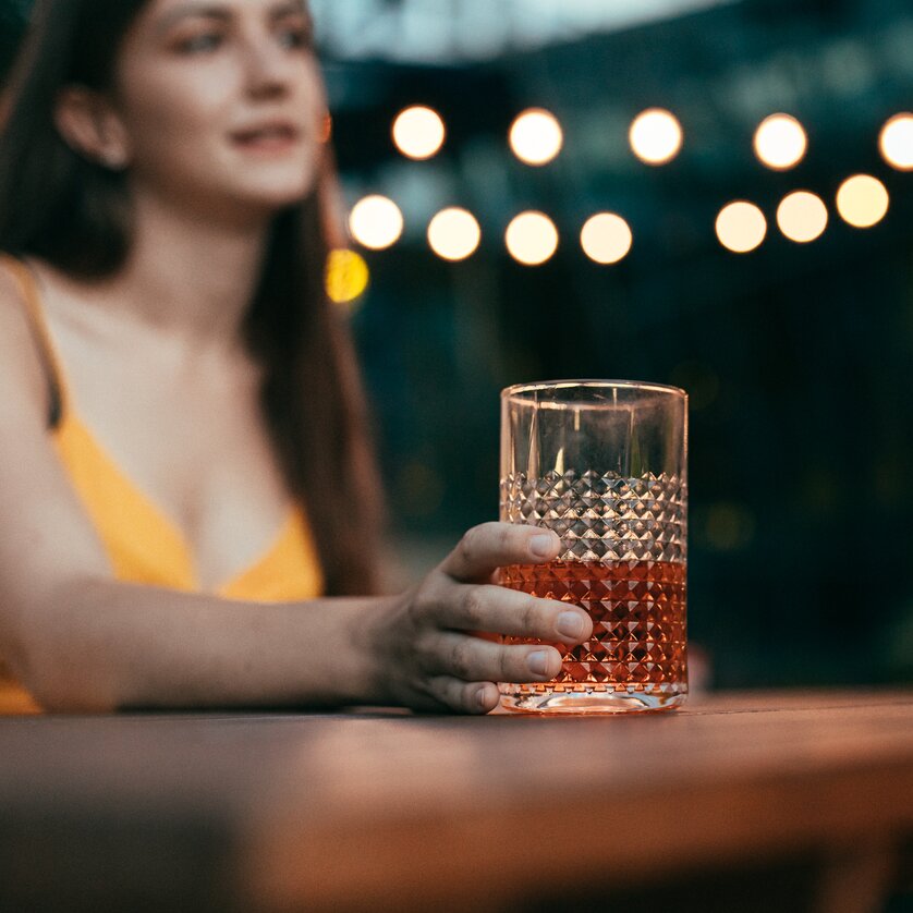 GenussHauptstadt Graz | © Graz Tourismus Zwei Personen genießen Drinks an einem Tisch in Graz. | © Graz Tourismus