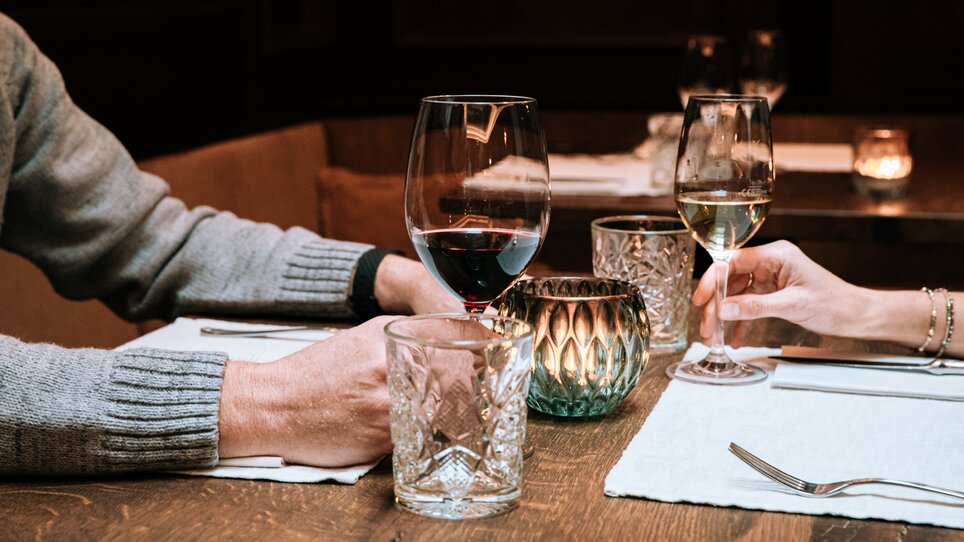 Ein romantisches Dinner mit Rot- und Weißwein und Kerzenlicht. | © Graz Tourismus