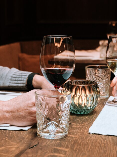 A romantic dinner with red and white wine and candlelight. | © Graz Tourismus