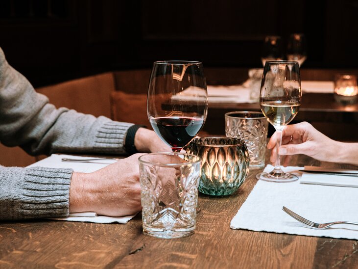 Ein romantisches Dinner mit Rot- und Weißwein und Kerzenlicht. | © Graz Tourismus