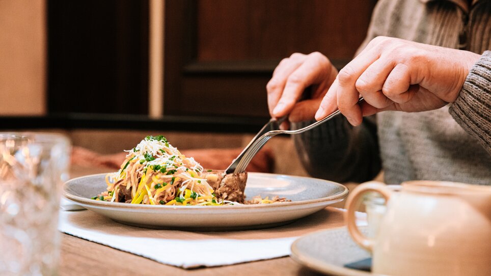 Jemand genießt eine köstliche Mahlzeit in Graz. | © Graz Tourismus