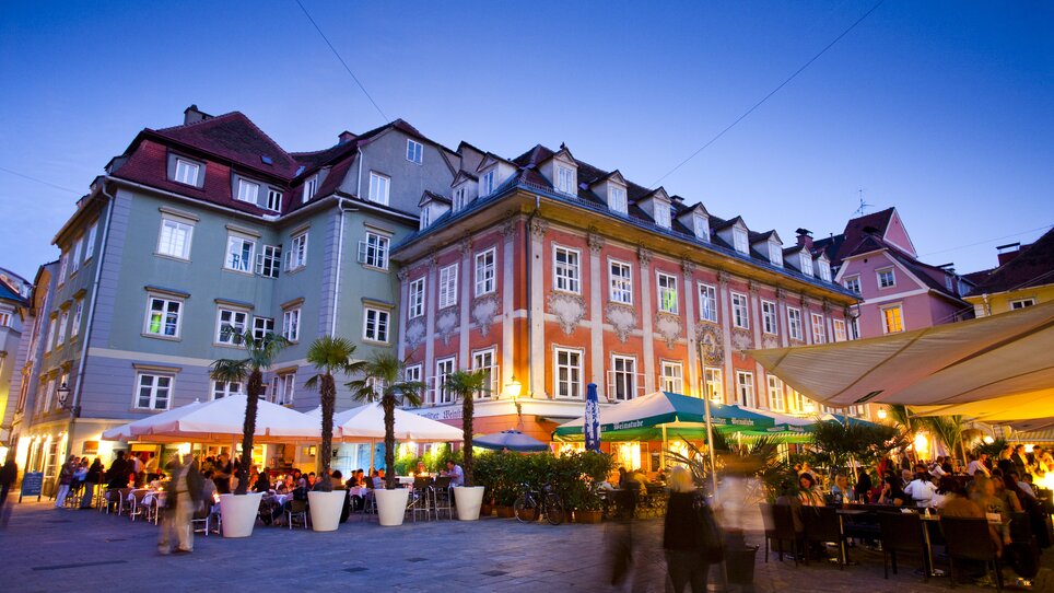 Blick auf einen belebten Platz in Graz mit Restaurants und bunten Gebäuden bei Dämmerlicht. | © Werner Krug