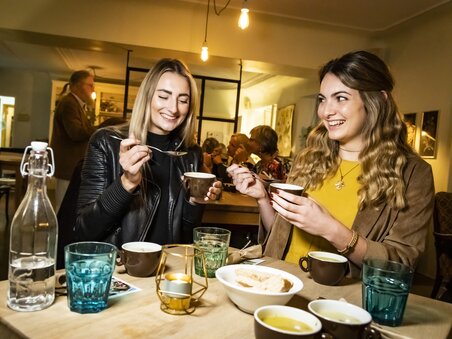 Zwei Frauen genießen ihre Zeit in einem Café mit Getränken und Snacks. | © Graz Tourismus - Werner Krug