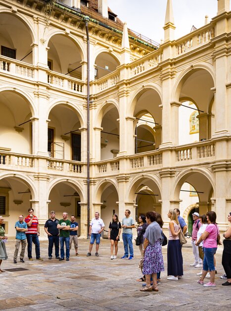 Gruppe bei einer Führung im Innenhof eines historischen Gebäudes in Graz. | © Graz Tourismus - Werner Krug