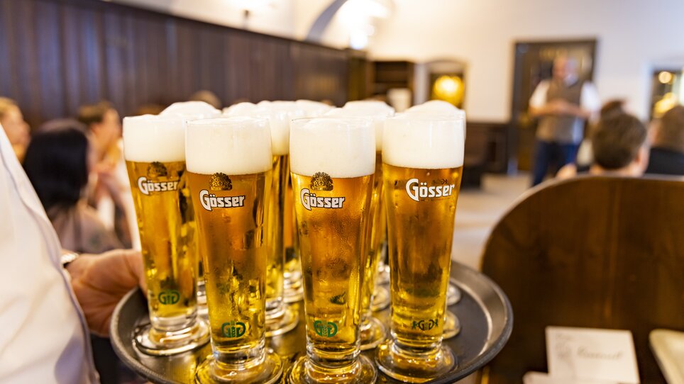 Eine Auswahl von Biergläsern auf einem Tablett in Graz. | © Graz Tourismus - Werner Krug