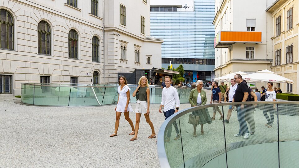 Menschen schlendern durch Graz, genießen die Atmosphäre bei einem kulinarischen Bierrundgang. | © Graz Tourismus - Werner Krug