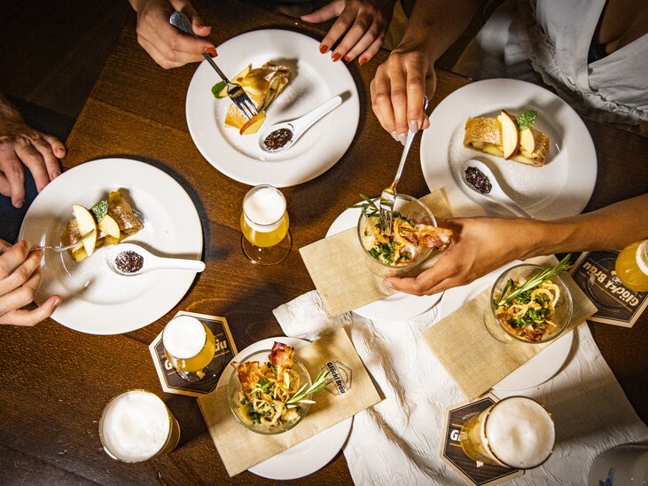 Verkostung von Speisen und Bier bei einem Rundgang in Graz. | © Graz Tourismus - Werner Krug