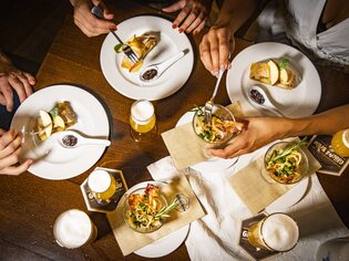 Verkostung von Speisen und Bier bei einem Rundgang in Graz. | © Graz Tourismus - Werner Krug