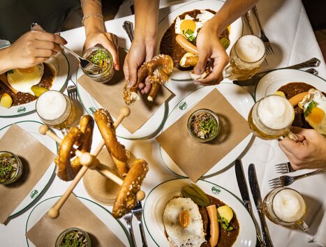 Delicious food and drinks on a table with beer and pretzels. | © Graz Tourismus - Werner Krug